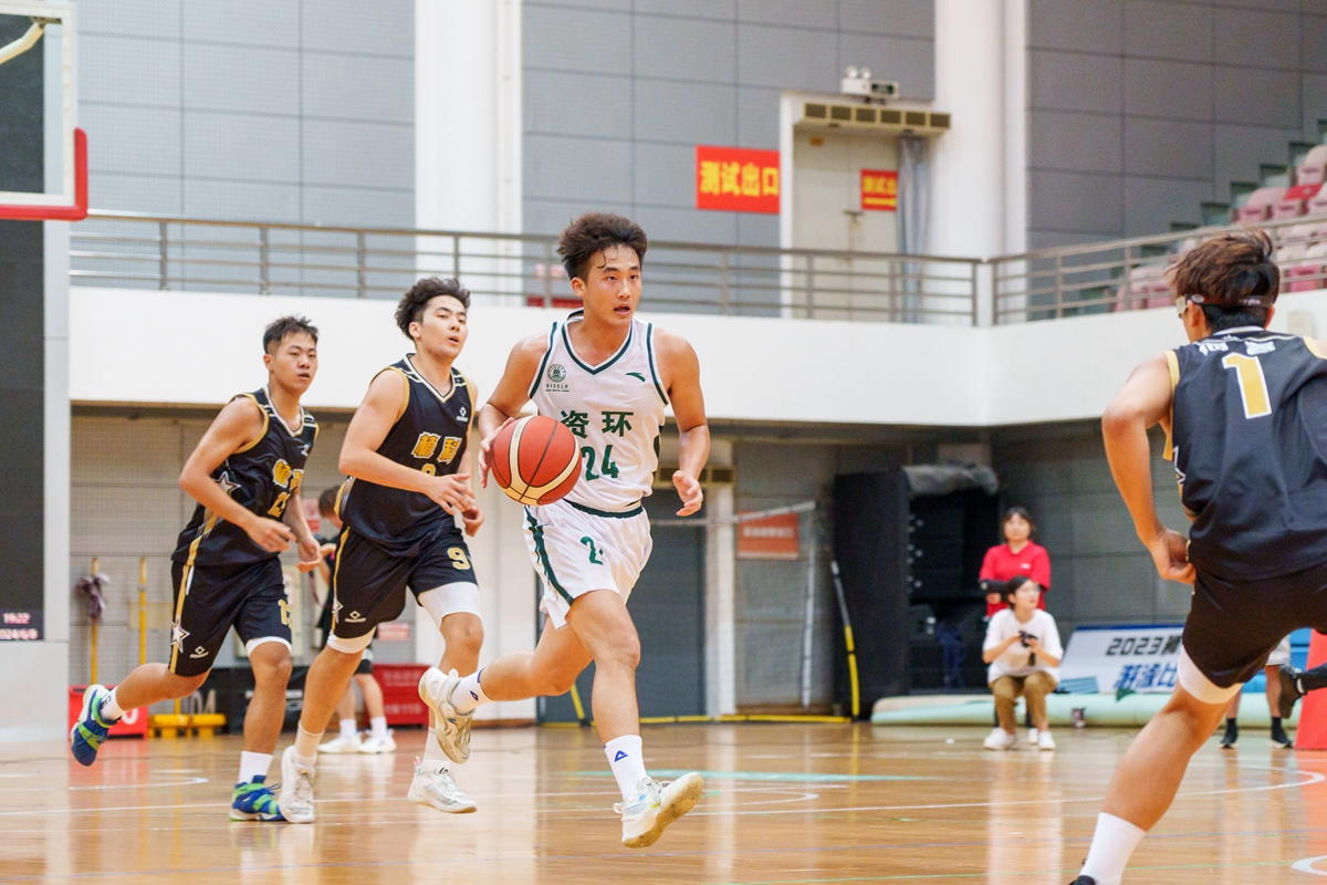 资环24号带球奔跑(学通社记者 韩鑫垚 摄) 资环24号带球奔跑(学通社记者 韩鑫垚 摄)